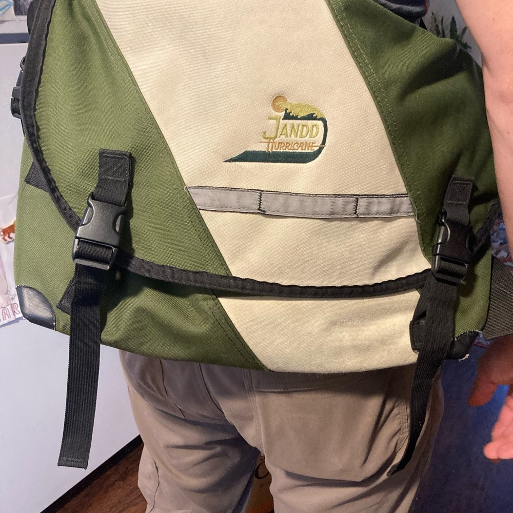 Timbuk2 like Jannd Hurricane Iniki messenger bag in very good condition. Large.